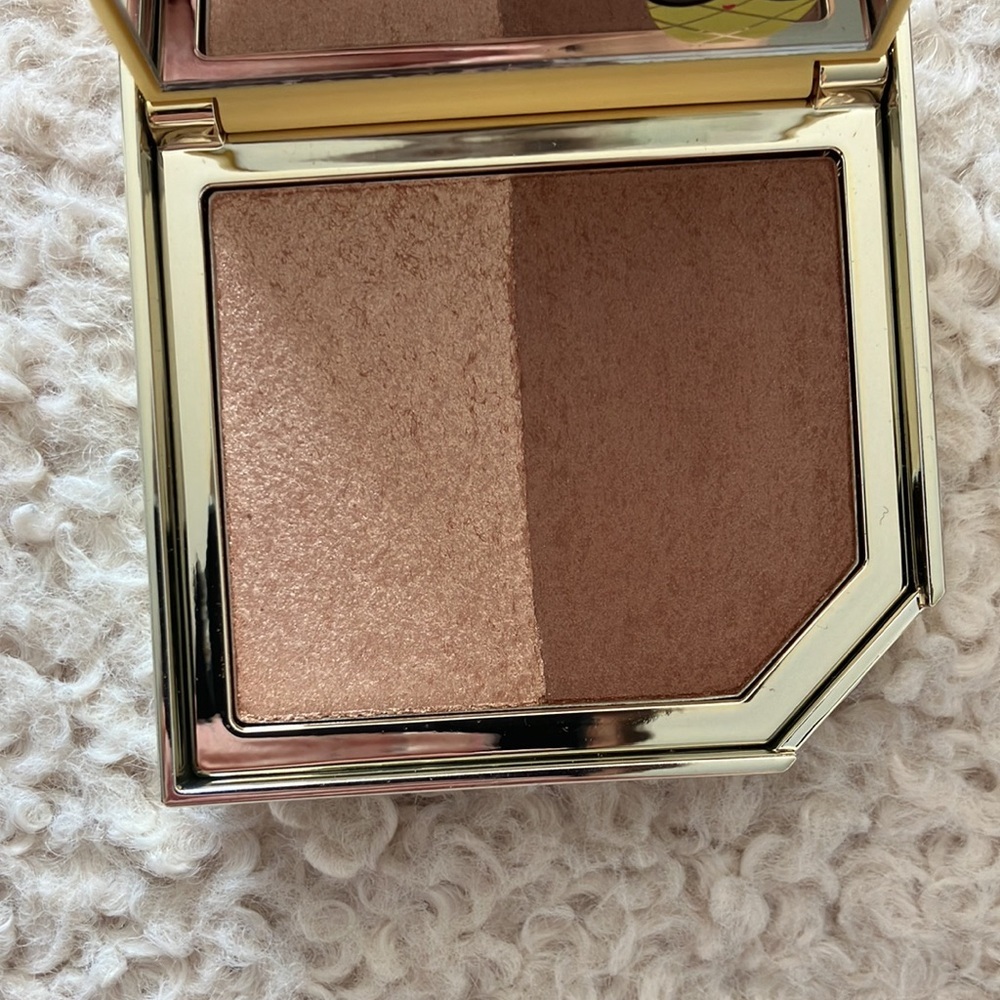 Too faced pineapple sun bronzer and highlighter duo - Picture 3 of 7